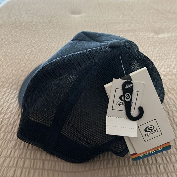 Rip curl new tags trucker hat with rainbow embroidered logo - Picture 3 of 7